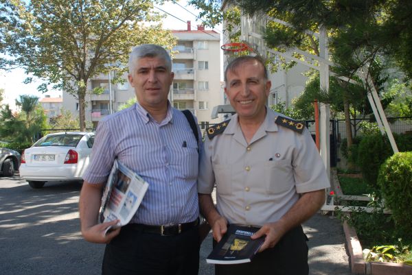 Hüseyin Çetiner Askerlik Şube başkanı Ali Kolukısa'ya Zeytinburnu Kitabını imzaladı...