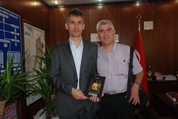 Hüseyin Çetiner yazdığı Zeytinburnu Kitabını İlçe Emniyet Müdürü Metin Titiz'e imzaladı