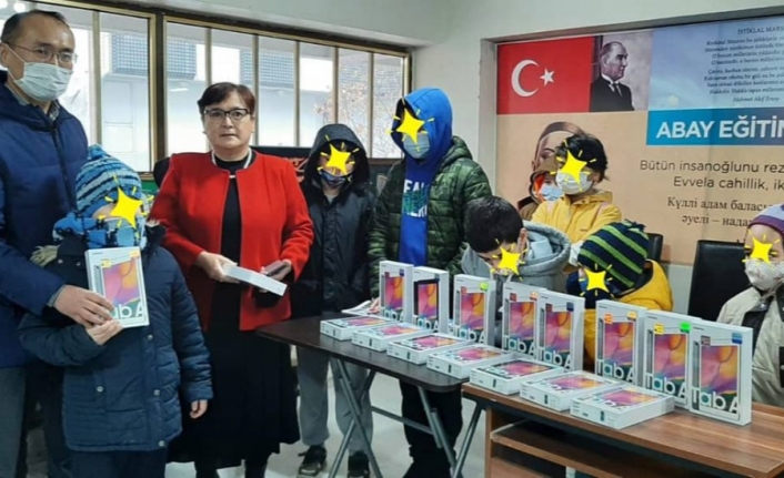 Dr. Meclis Üyesi Reşide Yüksel ‘in Tablet Kampanyası Yüzlerce Çocuğun Yüzünü Güldürdü