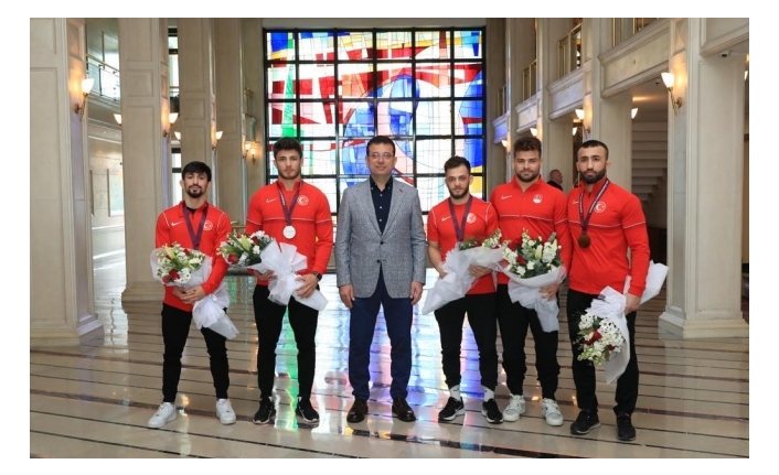 Şampiyonları ağırlayan Başkan İmamoğlu: Tek başına güreş olimpiyat şehri olmamıza yetmez