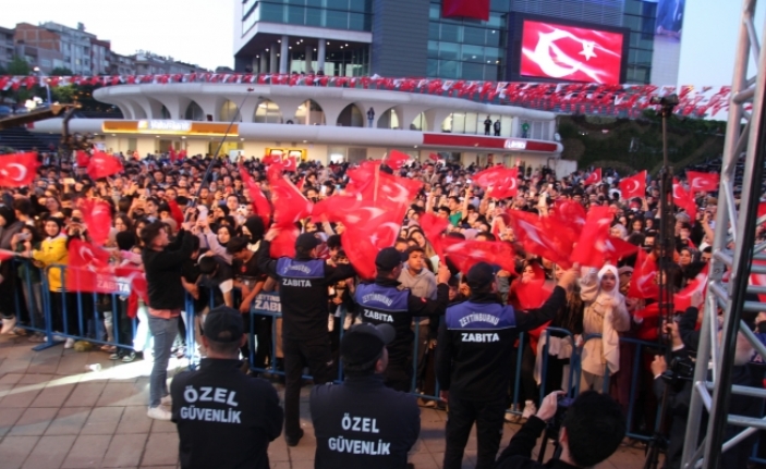 Zeytinburnu'nun Gençleri 19 Mayıs'ı Tuğçe Kandemir 'in Şarkıları İle Kutladı (VİDEOLU)