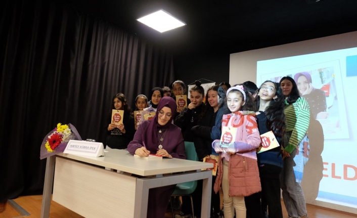 Yazar Hatice Kübra İpek Bilgi Evi Üyeleri ile Bir Araya Geldi