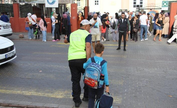 Kartal Belediyesi Zabıta Ekiplerinden 27 Okulda Trafik Uygulaması