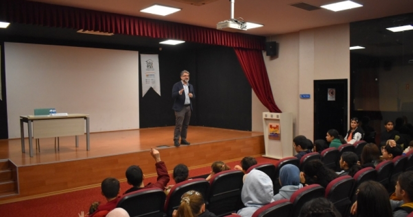 Prof. Dr. Erkan Saka: “Güzel yazılmış her yazı beni mutlu eder!”