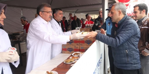 20 Bin Kişi 400 Tepsi Börek Yedi