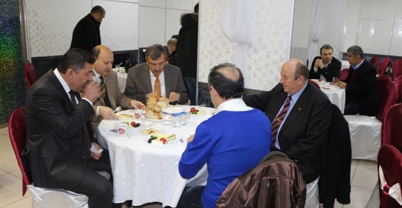 Ak Parti Bugün de Emine İnanç Camii cemaati ile kahvaltı yaptı