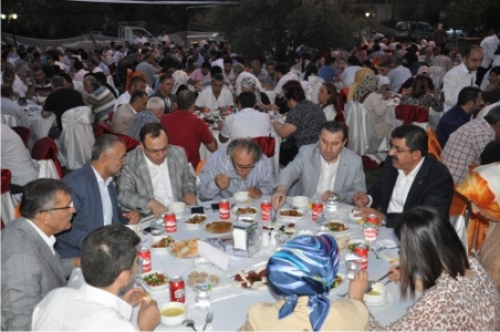 Ak Parti Zeytinburnu vefa iftarında bir araya geldi
