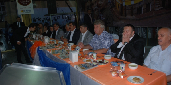 Ak Parti Zeytinburnu vefa iftarında bir araya geldi