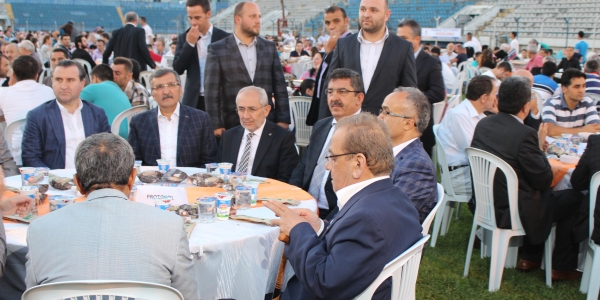 Ak Parti’den Stadyumda Vefa İftarı