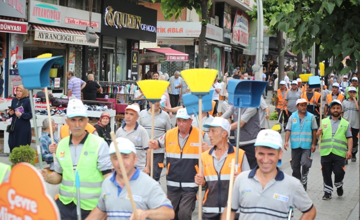 Çevre Haftası İçin Yürüdüler  ‘Türkiye Çevre Haftası’nı bir dizi etkinlikle kutlayan Zeytinburnu Belediyesi’nin süpürgeci personelleri ve öğrenciler, çaldıkları enstrümanlar ve taşıdıkları dövizler eşliğinde yürüyerek çevre duyarlılığına dikkat çektiler. 