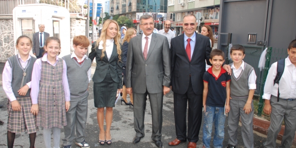 Ayhan Şahenk Zeytinburnu'nun en güzel ortaokulu oldu