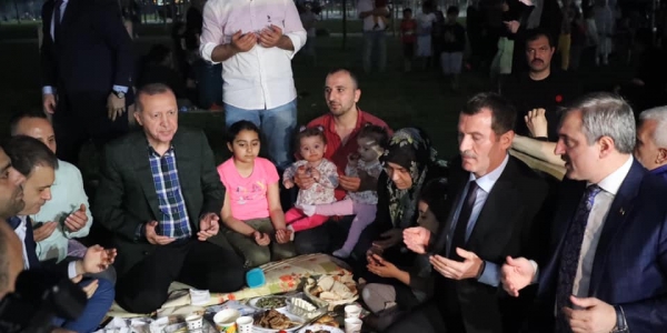 Başkan Erdoğan Daveti Geri Çevirmedi İftarını Zeytinburnu Sahilde Yaptı