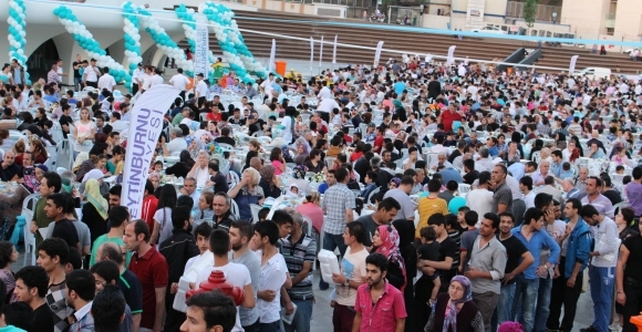 Beş bin kişi aynı sofrada iftar yaptı