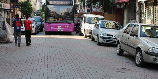 Bu sokakta trafik çilesi bitmiyor