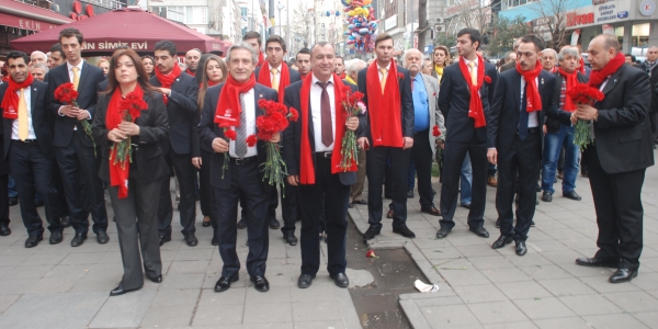 CHP Sevgililer gününde karanfil dağıttı