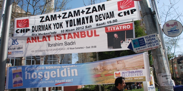 CHP'Zamları pankartlarla protesto ediyor