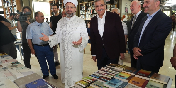 Diyanet İşleri Başkanı Erbaş, Millet Kıraathanesi’ni Ziyaret Etti