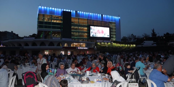 Ermeni Hastanesi Vakfı’ndan 3 Bin Kişilik Meydan İftarı