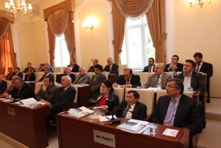 Gergin meclisin mimarı özür diledi 