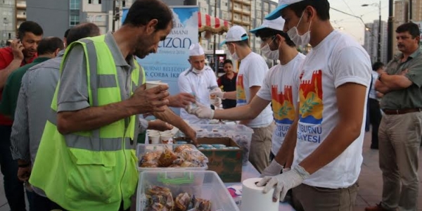 İftara Yetişemeyen Vatandaşların İmdadına Zeytinburnu Belediyesi Yetişti