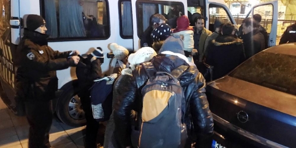 İstanbul’da durdurulan minibüste 24 mülteci yakalandı