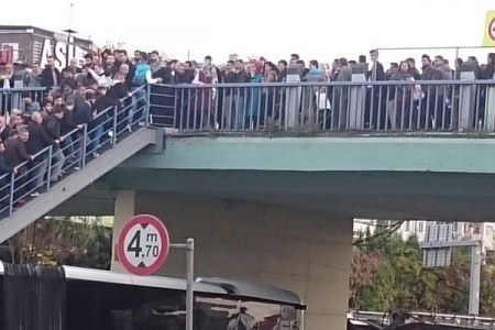 İstanbul'da metrobüs çilesi: Zeytinburnu durağında neler oluyor?