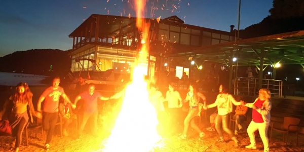 Kaz Dağları’nın Eteğinde Kamp Ateşi