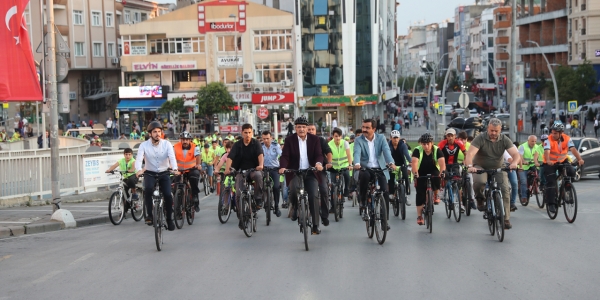 Makam Aracını Terk Eden Başkanlar, Pedal Çevirdi