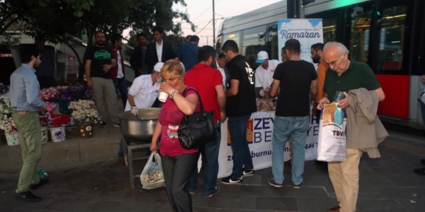 Metrobüs ve Tramvay Yolcuları İftarı Çorbayla Yaptı