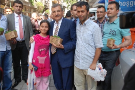 Murat Aydın Yeşiltepe mahallesinde fesleğen dağıttı