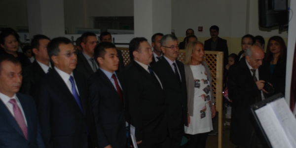 Nursultan Nazarbayev'e Abay Ortaokulunda  kutlama 