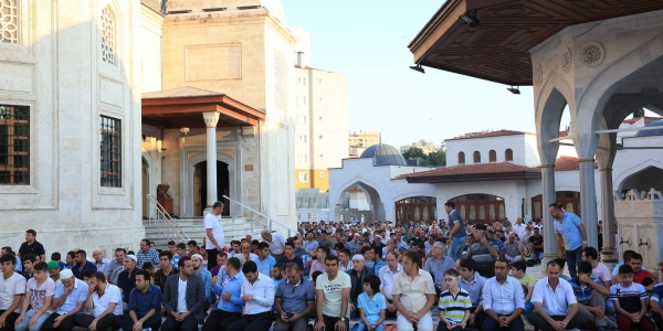 Önce namaz sonra kahvaltı eşliğinde bayramlaşma  