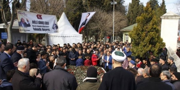 Yeniden Refah Partili Gençler Erbakan'ı Dualarla andı