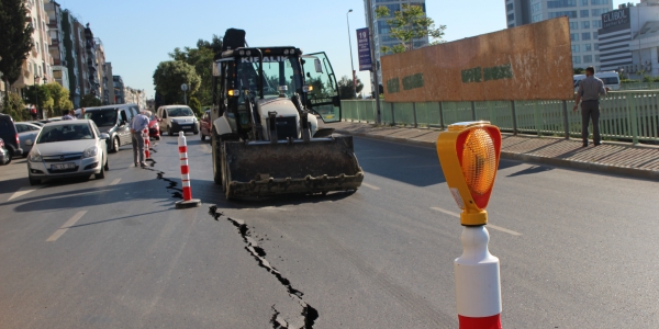 Yol karpuz gibi ortadan ikiye yarıldı