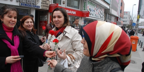 Zeytinburnu Ak Parti Kadın kolları gül dağıttı