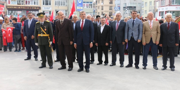 Zeytinburnu Atatürk Anıtına Çelenk Takdim Etti 