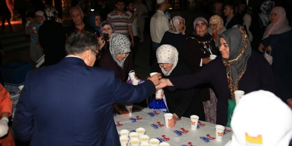 Zeytinburnu Belediyesi’nden 300 Kiloluk Limonata İkramı