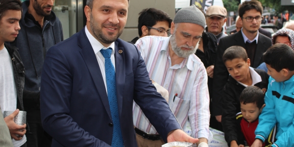 Zeytinburnu Erbakan Vakfı arı gibi çalışıyor: On bin kişiye aşure ikramı 