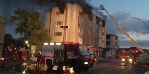 Zeytinburnu'nda korkutan yangın: 1 yaralı