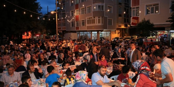 Zeytinburnu’nda Sokak İftarlarına Yoğun İlgi
