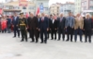 Zeytinburnu Atatürk Anıtına Çelenk Takdim Etti...