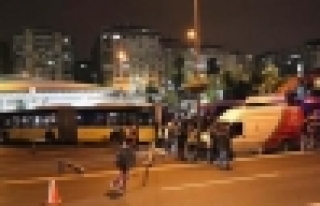 Zeytinburnu'nda Minibüsün Metrobüsle Çarpışması