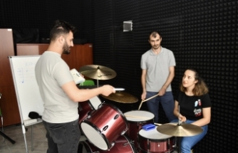 Özel öğrenciler iletişim becerilerini müzikle geliştiriyor