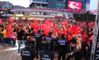 Zeytinburnu'nun Gençleri 19 Mayıs'ı Tuğçe Kandemir 'in Şarkıları İle Kutladı (VİDEOLU)