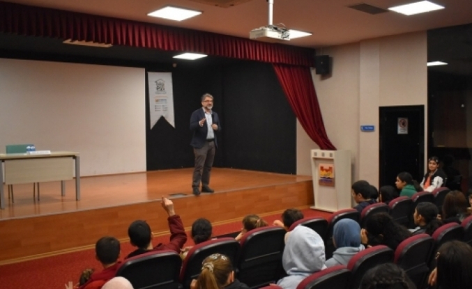 Prof. Dr. Erkan Saka: “Güzel yazılmış her yazı beni mutlu eder!”