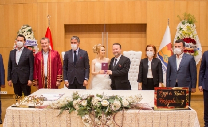  Yılın Nikahı Cemiyet Hayatını Bir Araya Getirdi