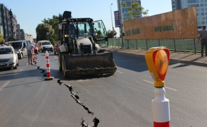 Yol karpuz gibi ortadan ikiye yarıldı